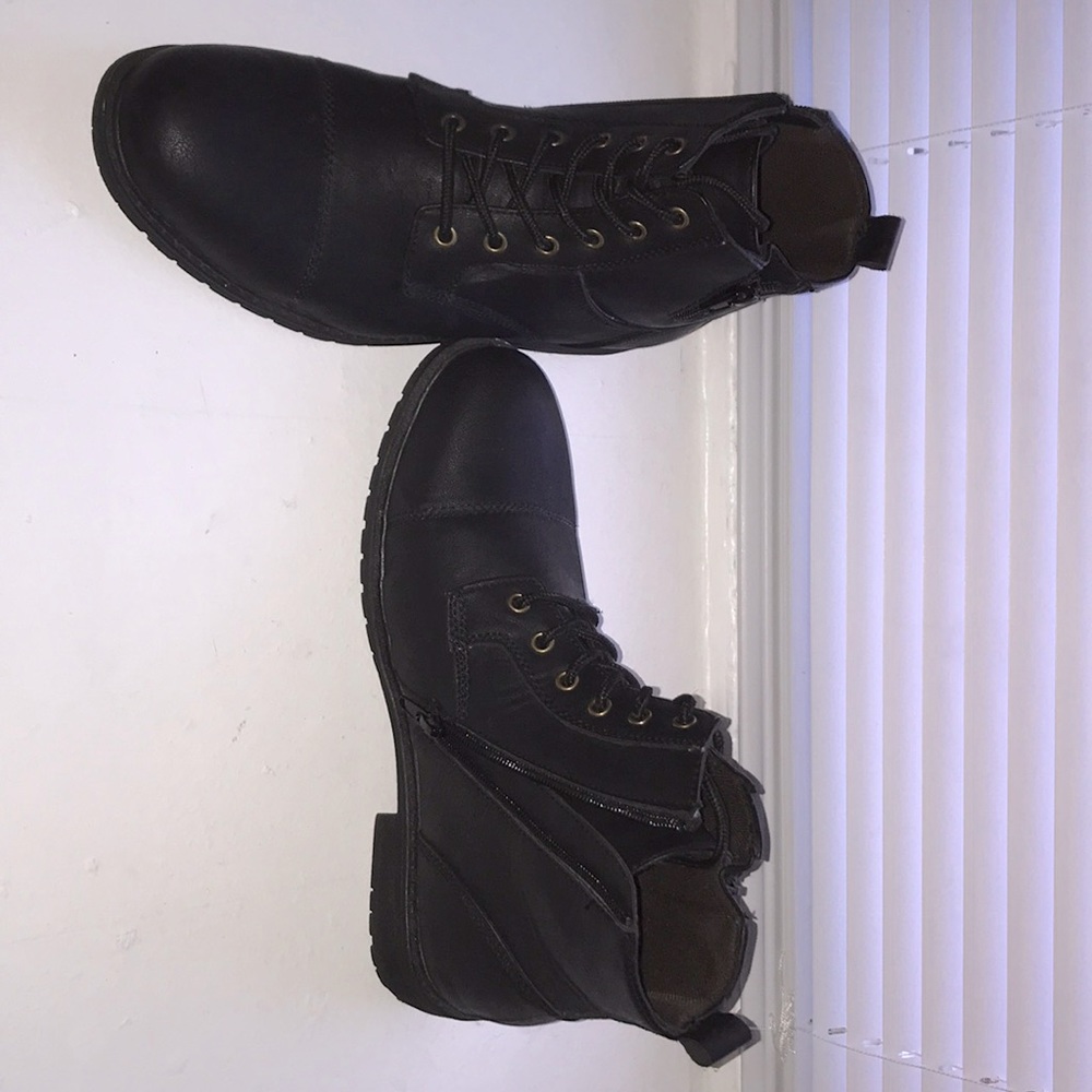 Men's 8.5 black Andrew Fezza boots. Never worn